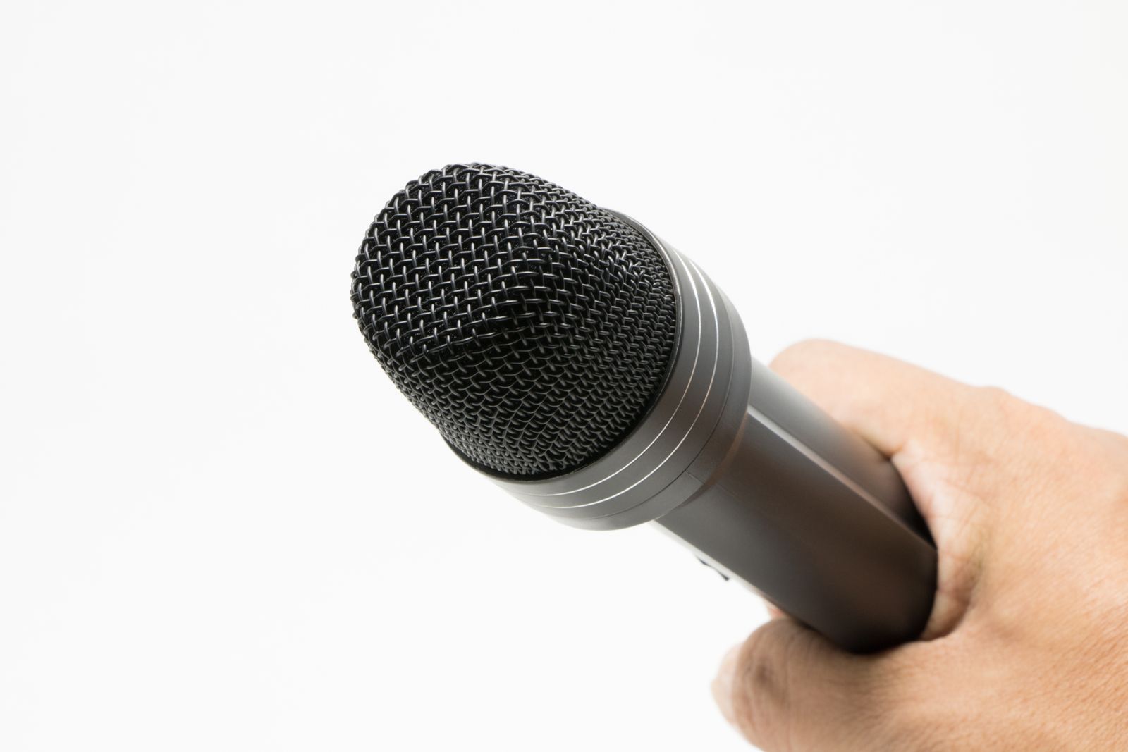 Table de rédaction avec microphone pour un entretien enregistré